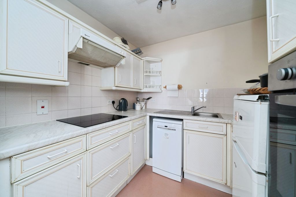 Property photo 3 of 11 Kitchen