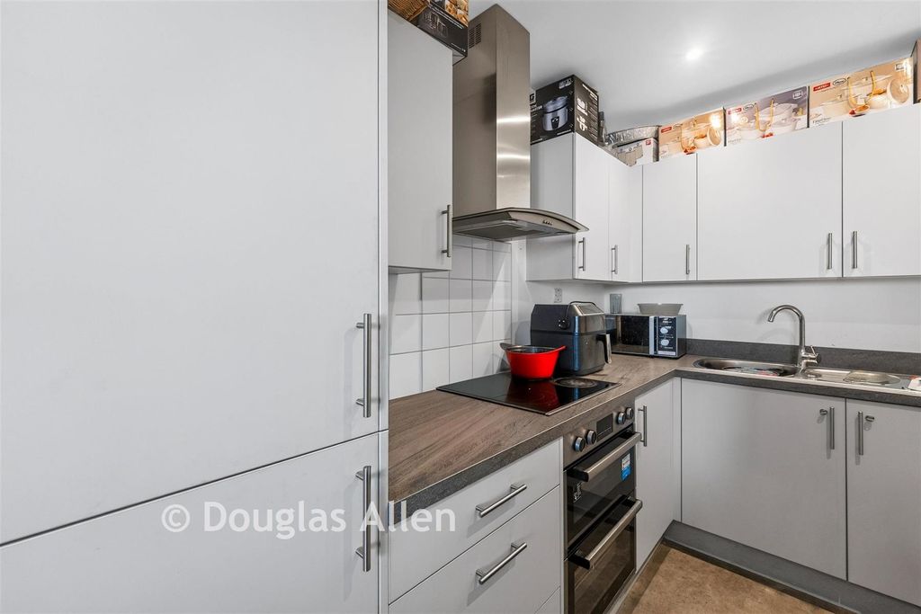 Property photo 1 of 11 Kitchen