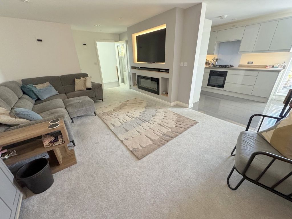 Property photo 2 of 27