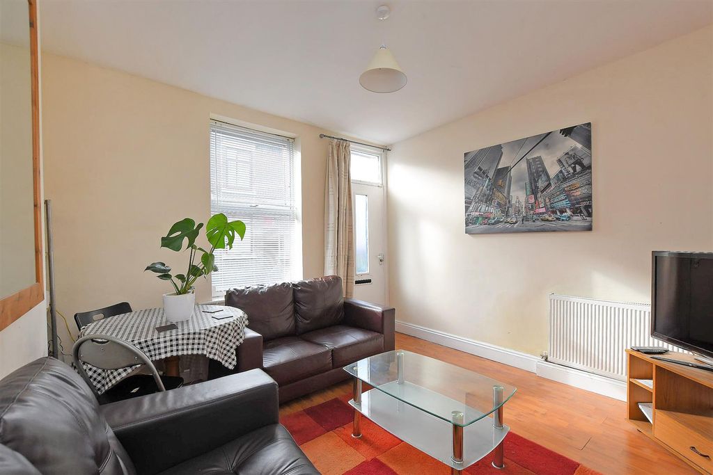 Property photo 2 of 11 39 Toyne St - Living Room, 2.Jpg