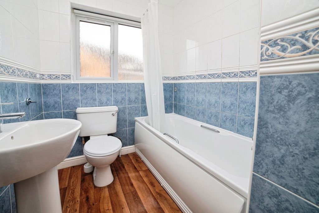 Property photo 3 of 18 Bathroom