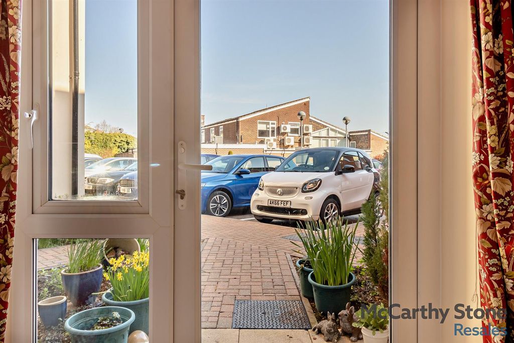 Property photo 3 of 23 8682981-Interior18-800.Jpg