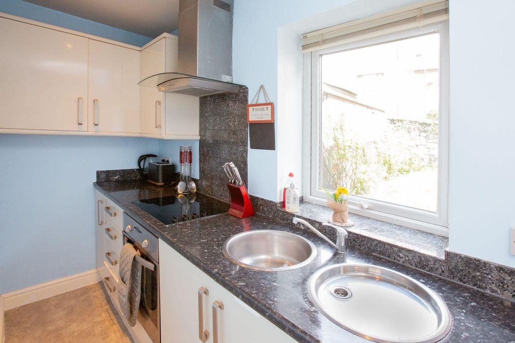 Property photo 3 of 11 Kitchen