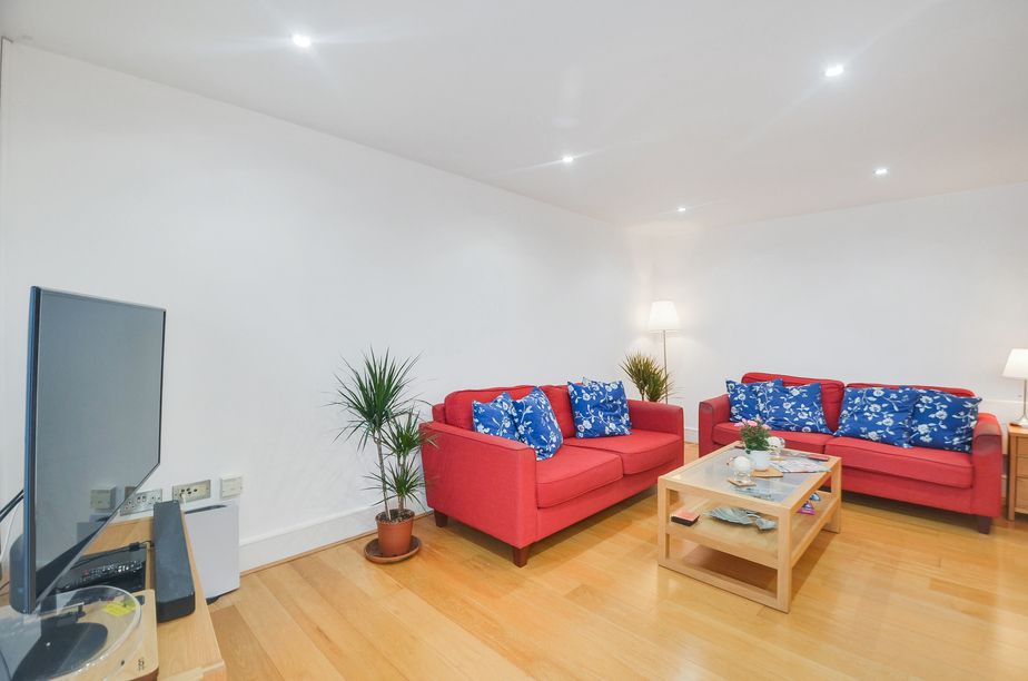 Property photo 2 of 27 Lounge (6).Jpg