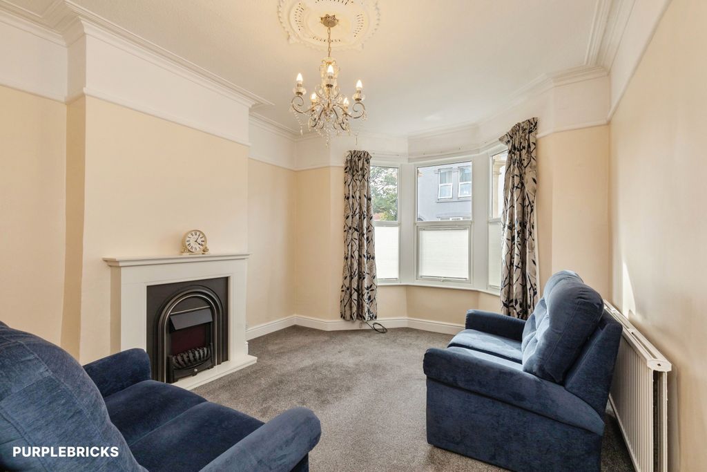 Property photo 3 of 13 Lounge