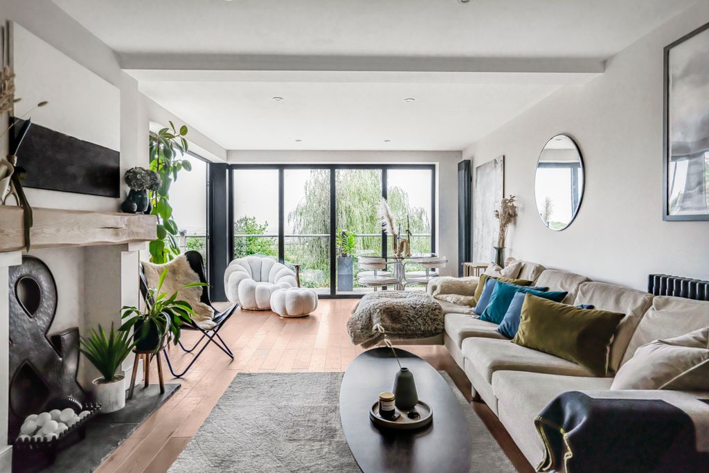 Property photo 3 of 28 Reception Room