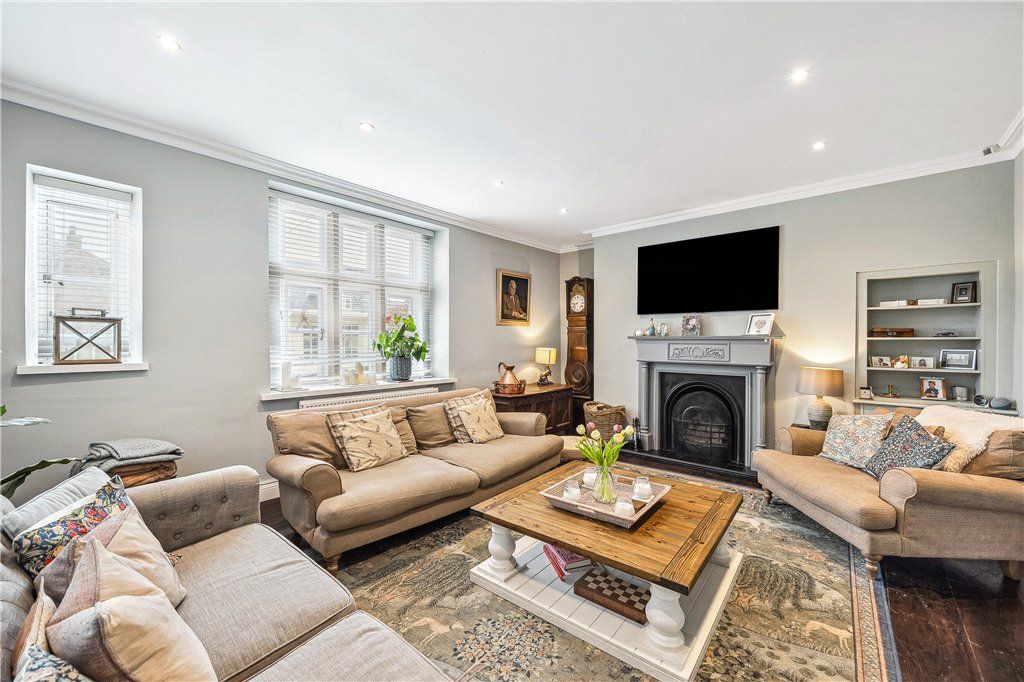 Property photo 2 of 18 Sitting Room