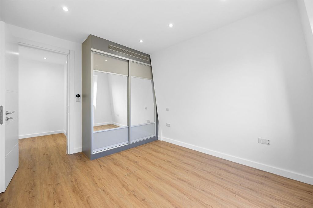 Property photo 3 of 12 Rcwrealty- Flat 7 18-20 Hoop Lane- Bedroom 6 (1).J