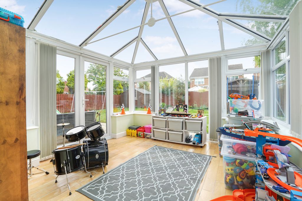 Property photo 3 of 19 Conservatory