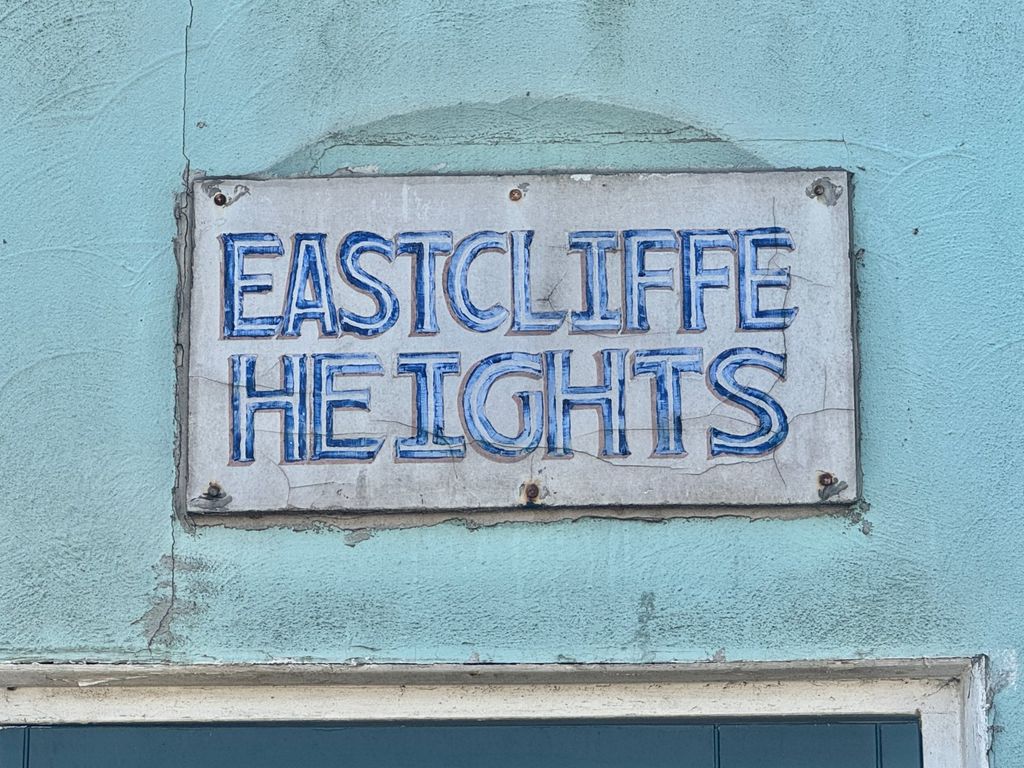 Property photo 2 of 11 Eastcliffe Heights
