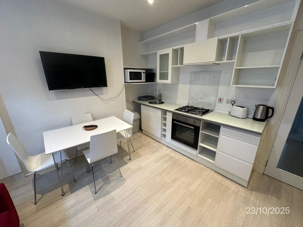 Property photo 2 of 7 Kitchen/Lounge/Dinin