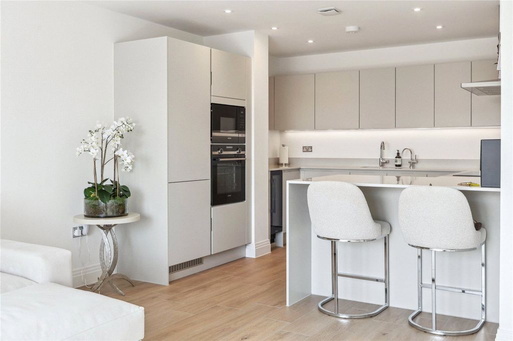 Property photo 3 of 10 Kitchen/Reception