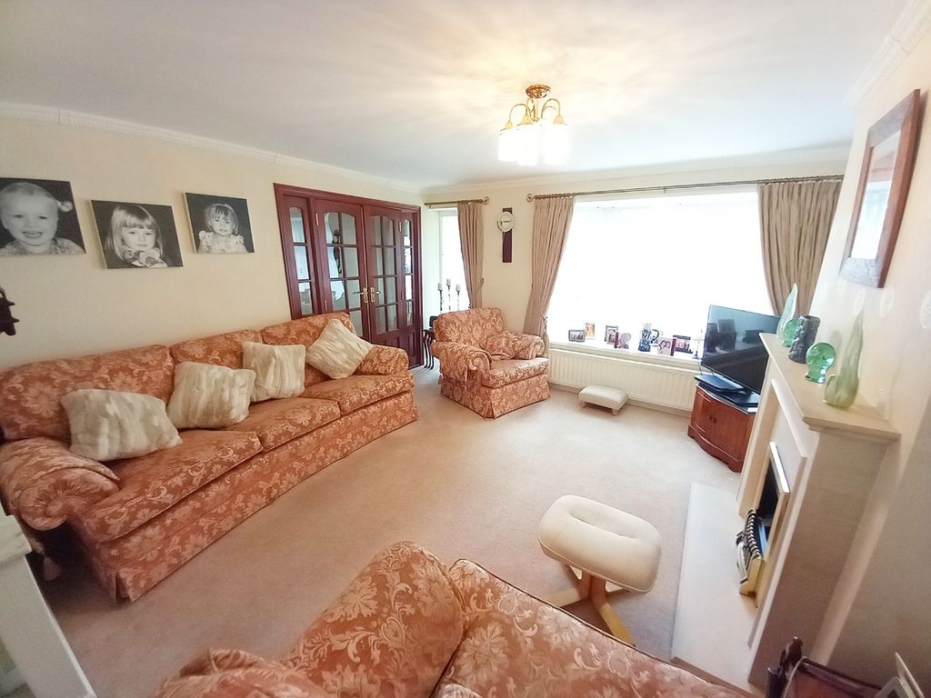 Property photo 3 of 20 Lounge