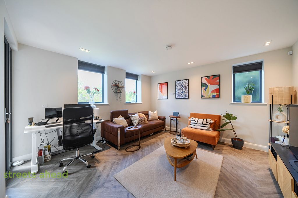 Property photo 3 of 16 d7A11171-Ebf9-4c3...