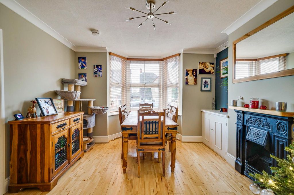 Property photo 2 of 27