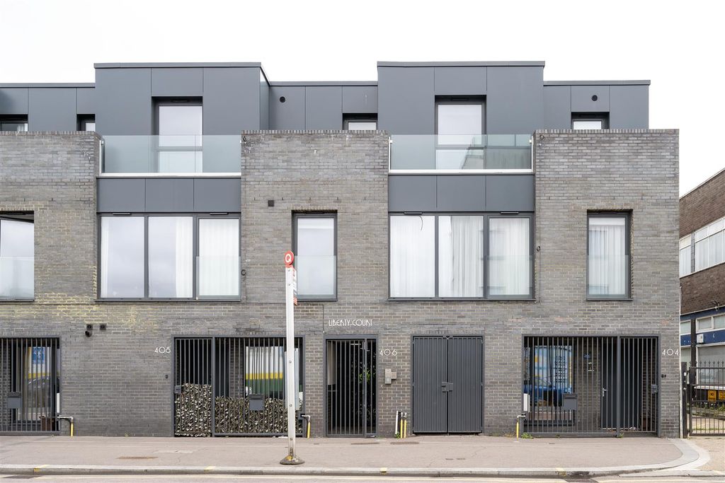Property photo 1 of 20 High Road, E10