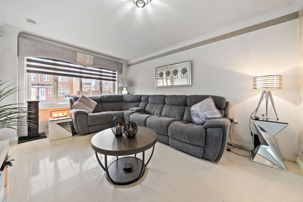 Property photo 2 of 31