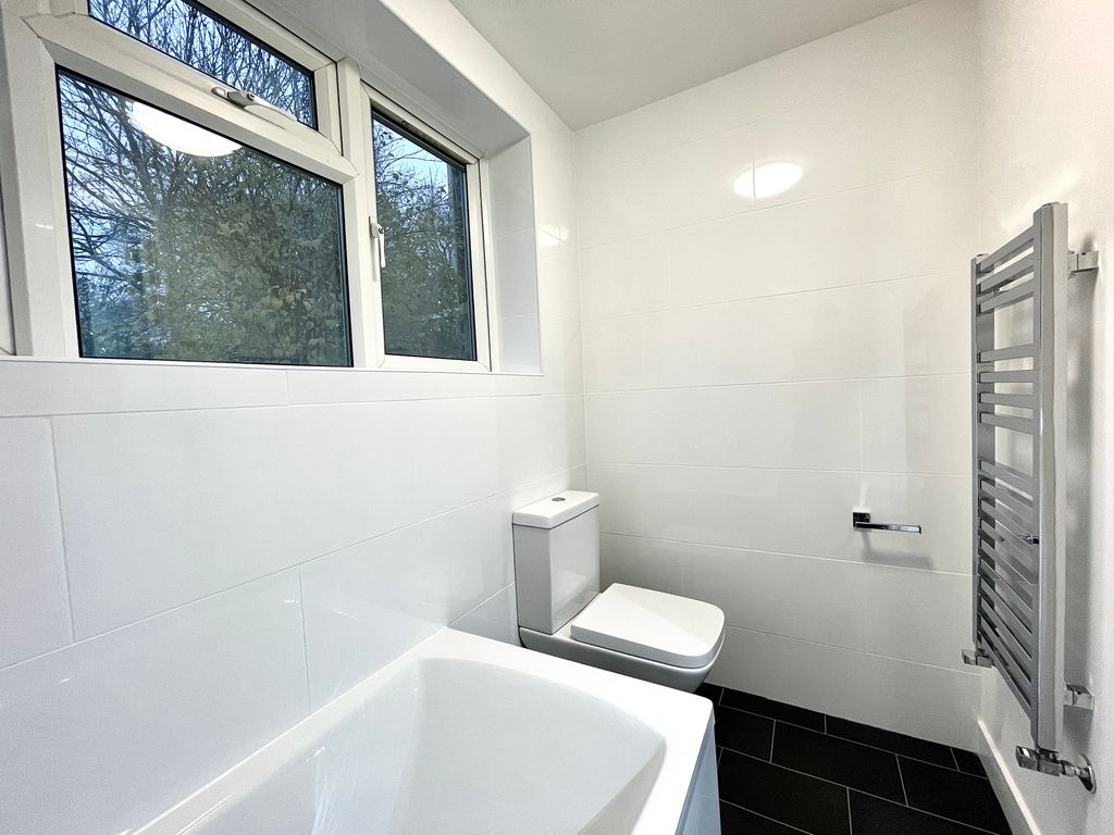 Property photo 2 of 12 Bathroom Aspect 2.Jp