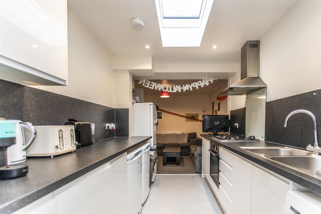 Property photo 3 of 18 Kitchen