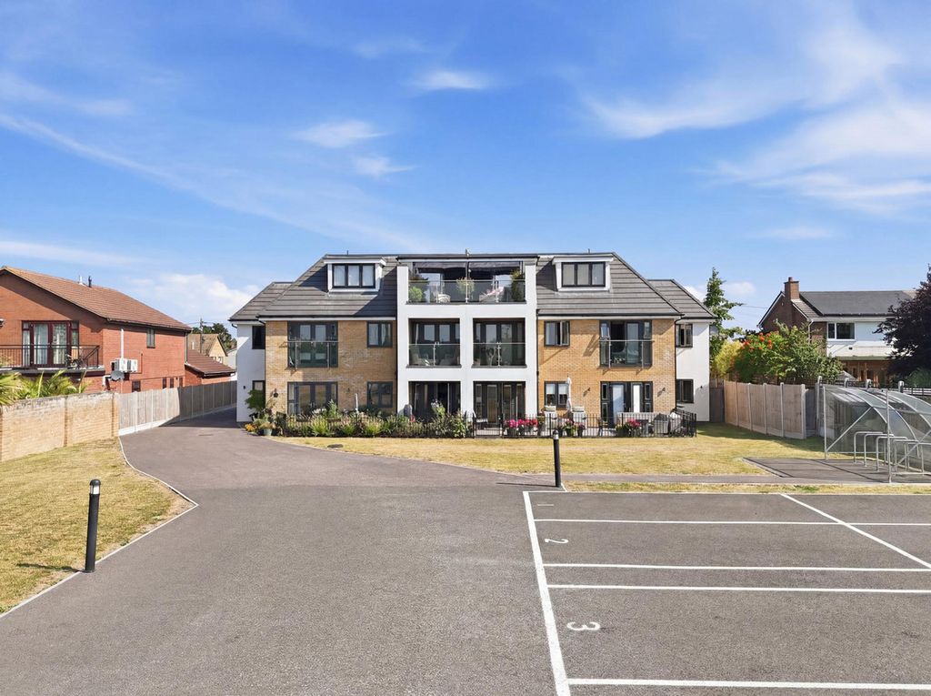 2 bed flat for saleLower Road, Hockley SS5 photo 4