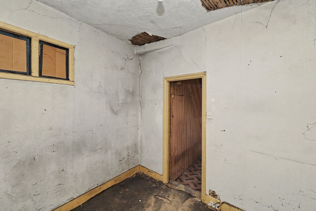 Property photo 3 of 22 187 Charlemont Road, East Ham, London, E6 6Ag