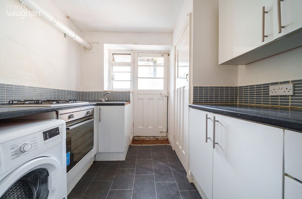 Property photo 3 of 10 Kitchen