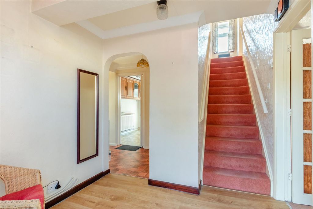 Property photo 3 of 16 8702424-Interior05.Jpg