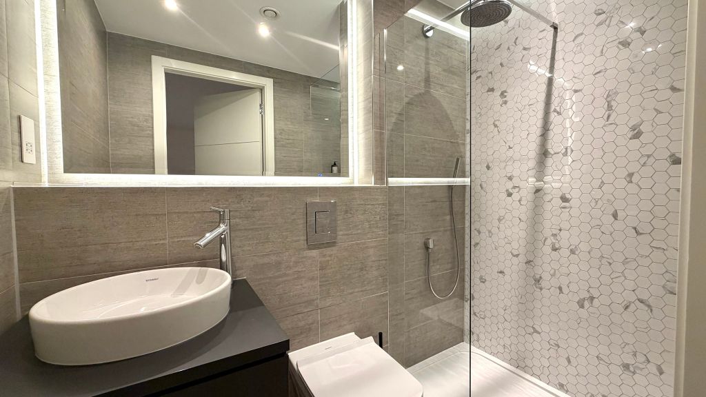 Property photo 3 of 9 Bathroom