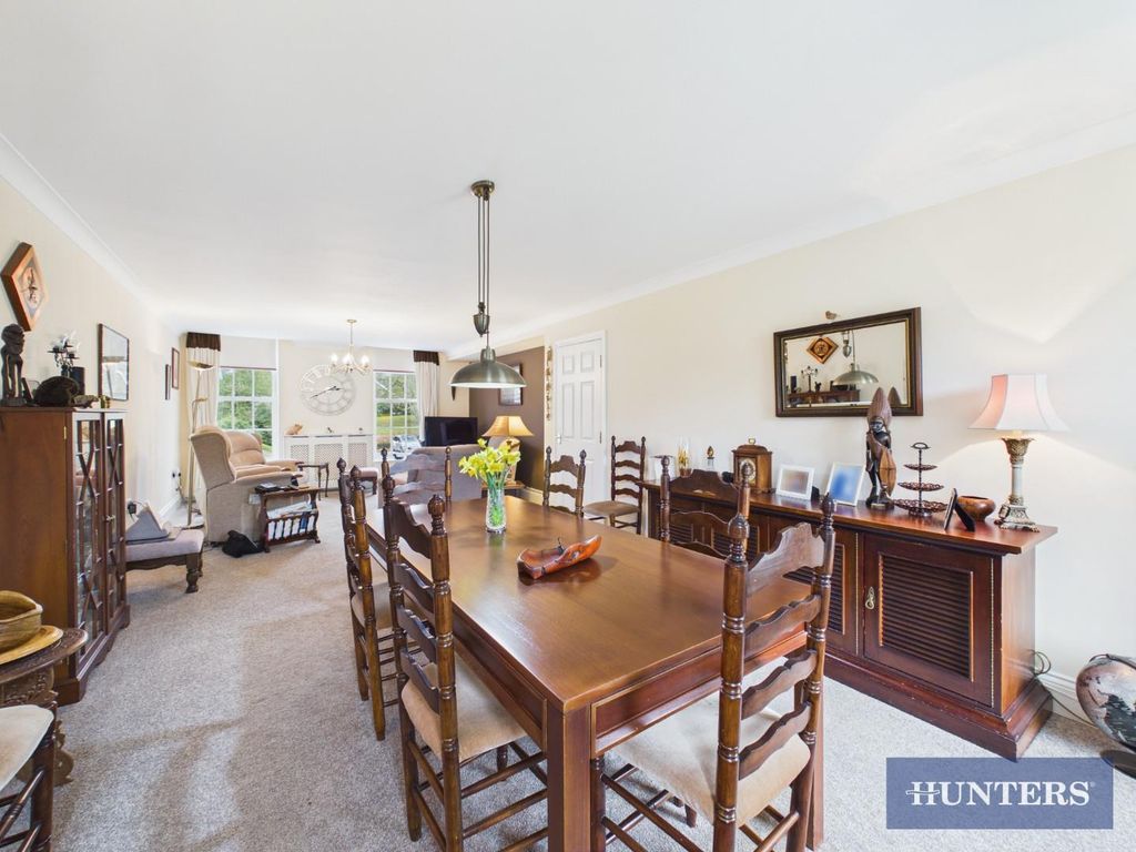 Property photo 3 of 16 Dining/Lounge