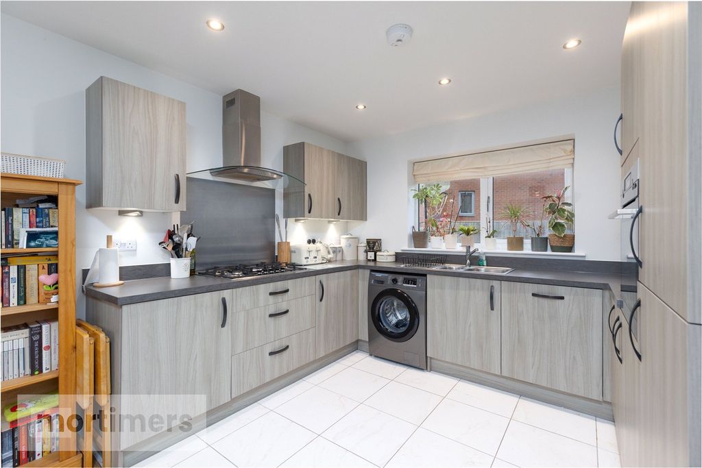 Property photo 2 of 19 Kitchen