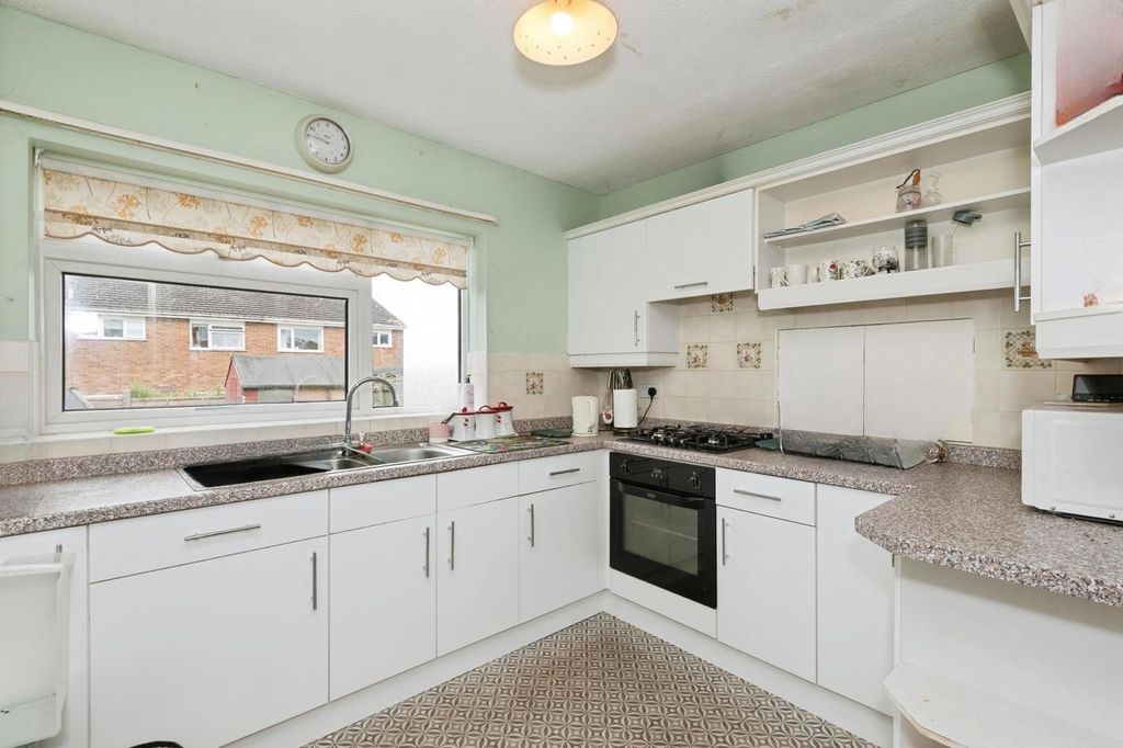 Property photo 3 of 11 Kitchen