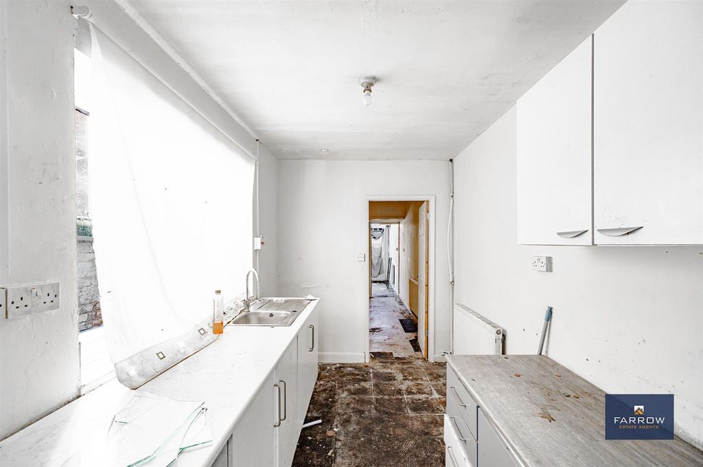 Property photo 3 of 18 Kitchen