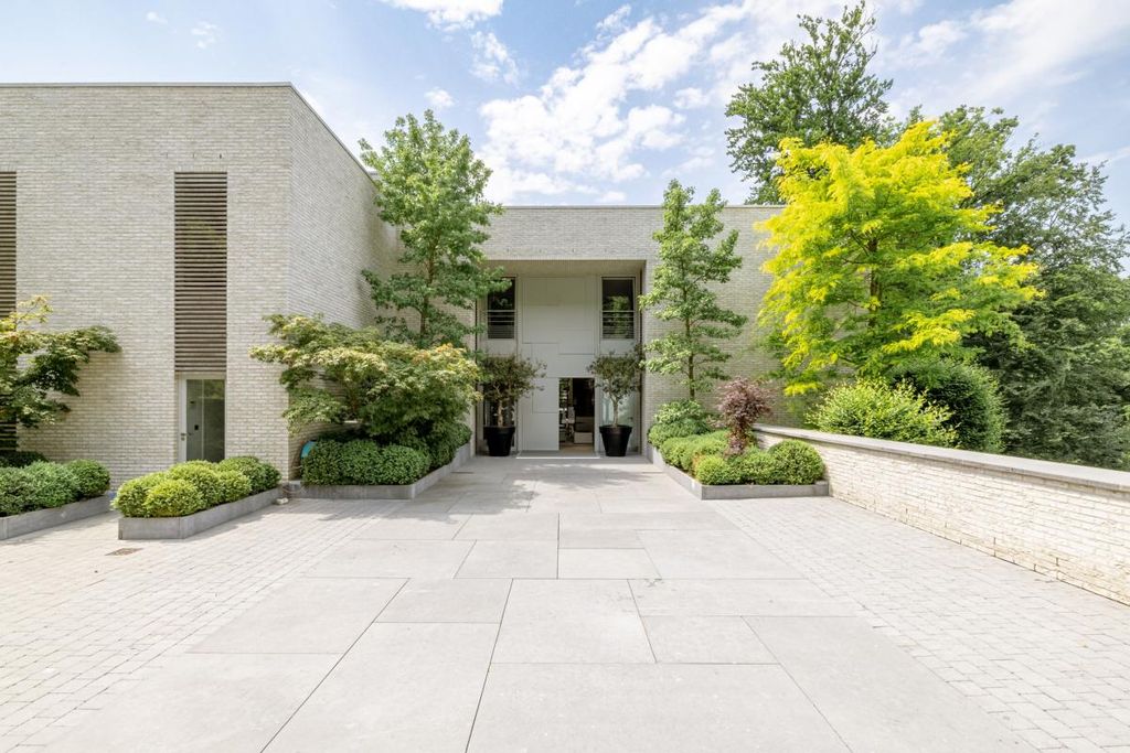 Property photo 2 of 34