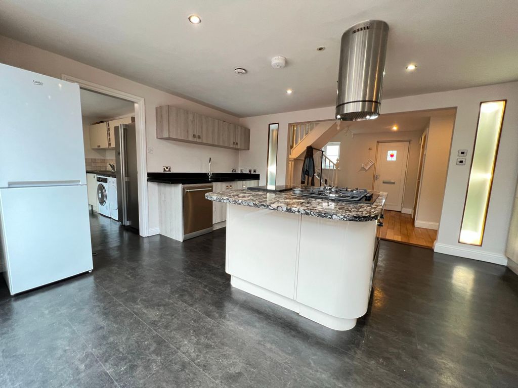 Property photo 3 of 12 261