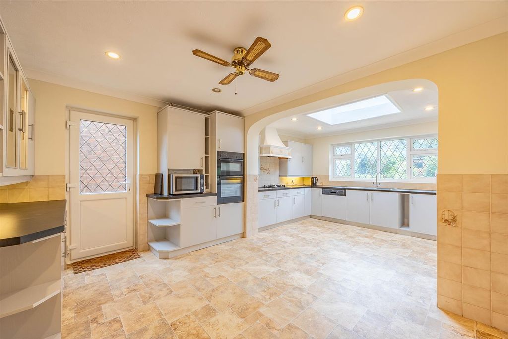 Property photo 2 of 43 Kitchen/Breakfast Room