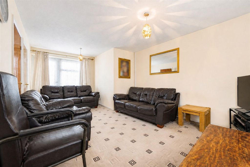 Property photo 1 of 17 Approach
