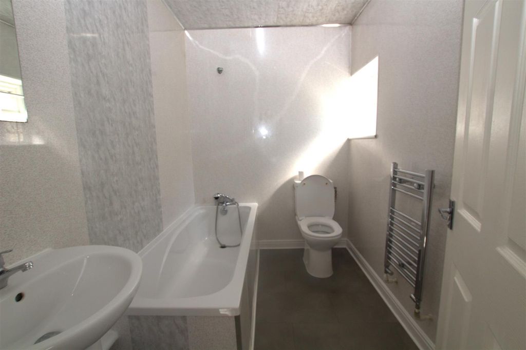 Property photo 2 of 10 Bathroom.Jpeg