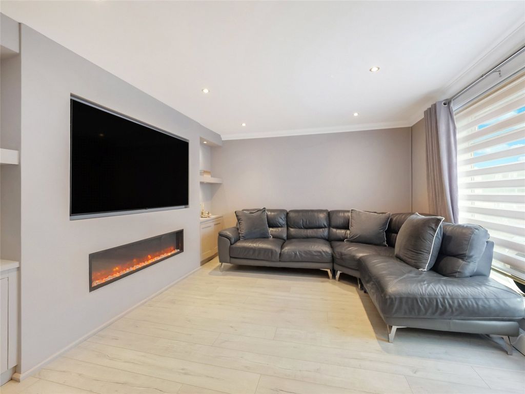 Property photo 3 of 21 Living Roonm