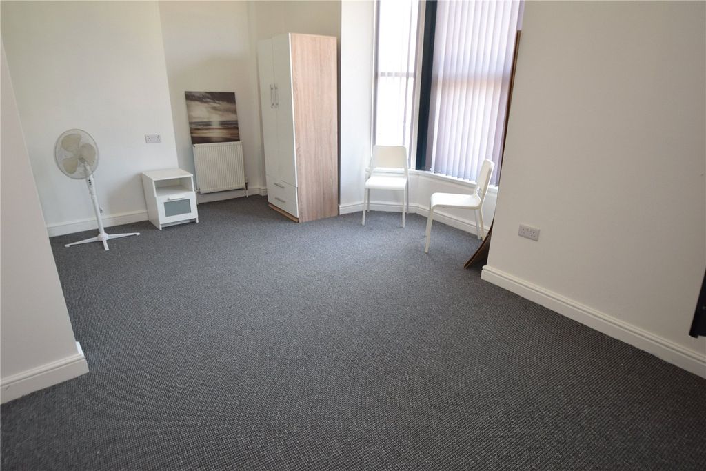 Property photo 3 of 4 Bed/ Lounge Area