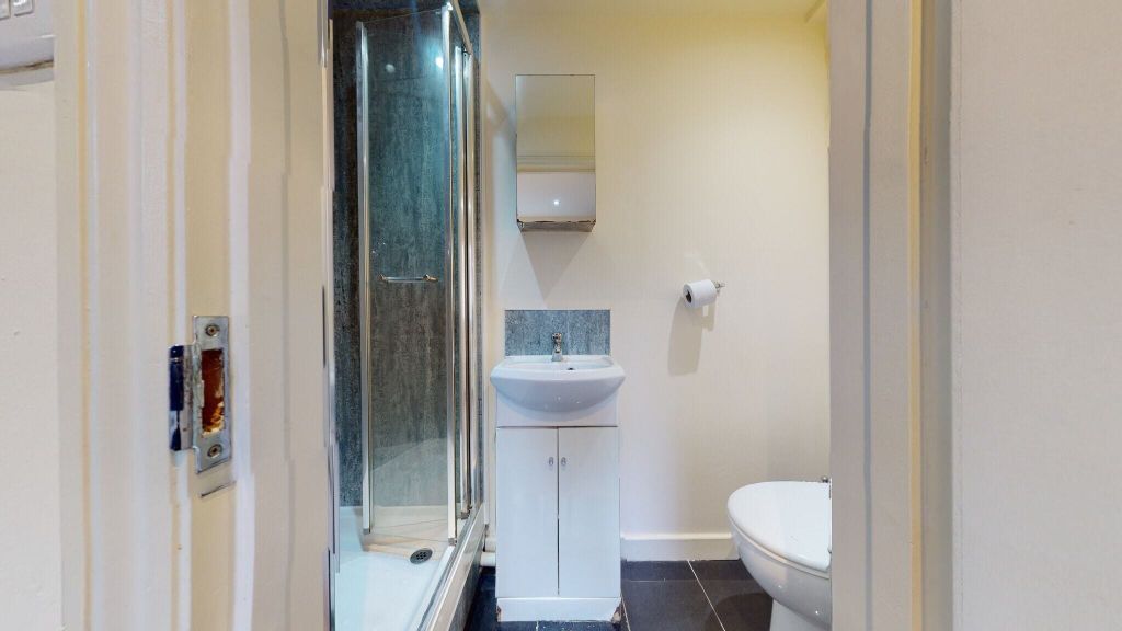 Property photo 3 of 10 Bathroom