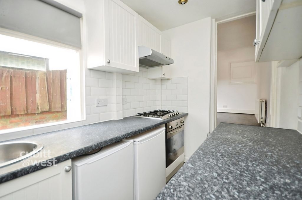 Property photo 3 of 11 667E69E9-Kitchen