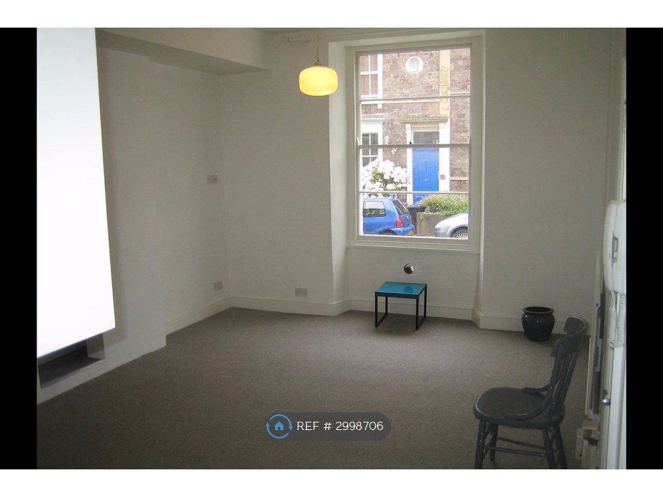 Property photo 2 of 9 Livingroom