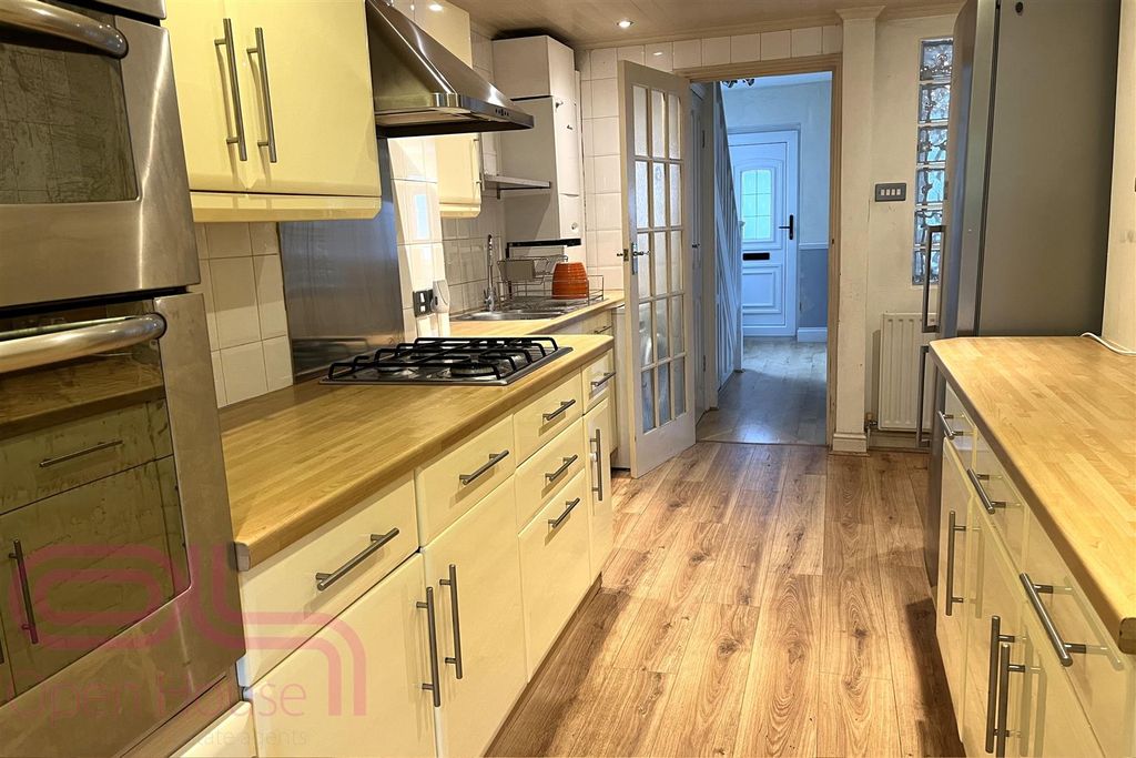 Property photo 3 of 10 Whitton Waye Kitchen 2.Jpg