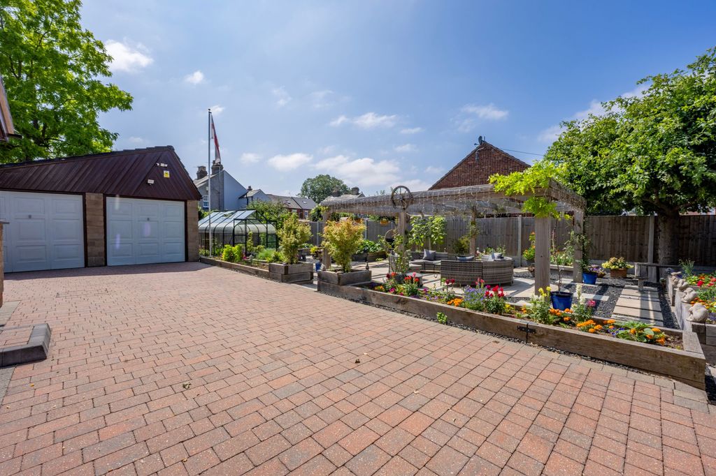 Property photo 2 of 26