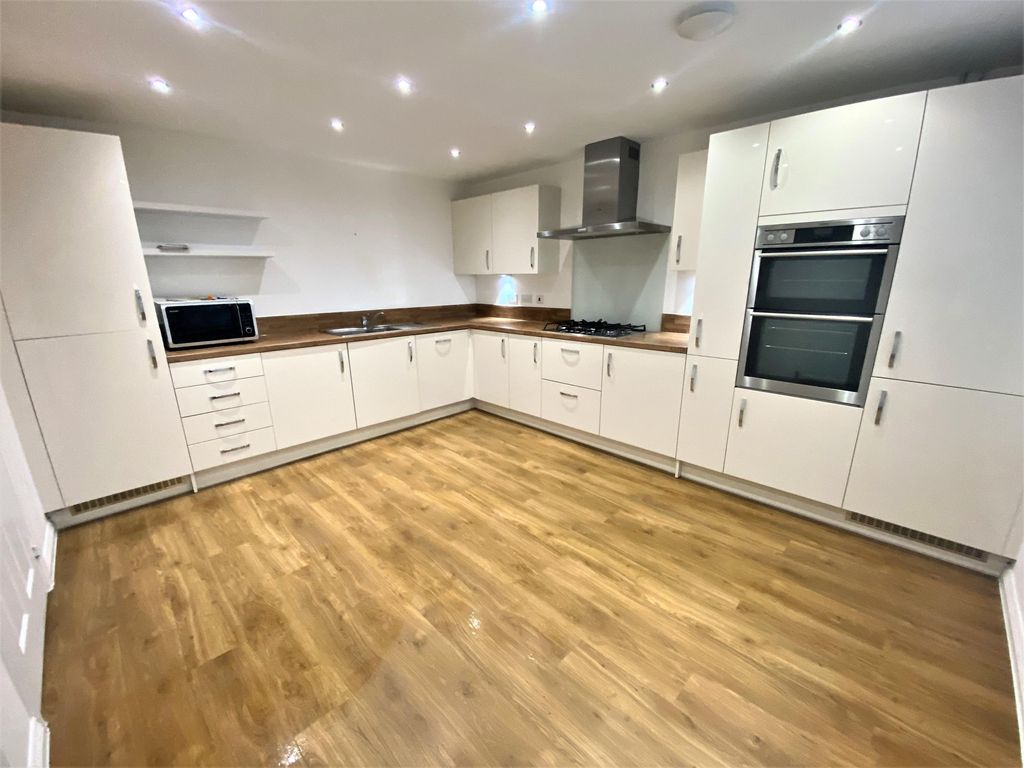 Property photo 3 of 17 Kitchen