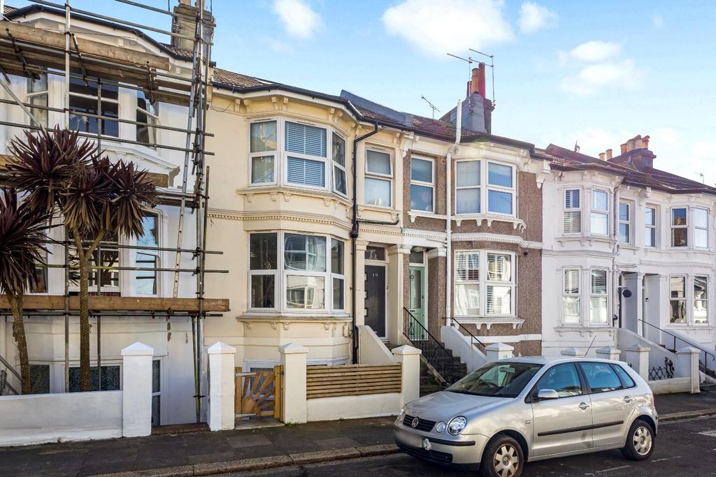 Property photo 1 of 20 Wordsworth Street, 10-021.Jpg