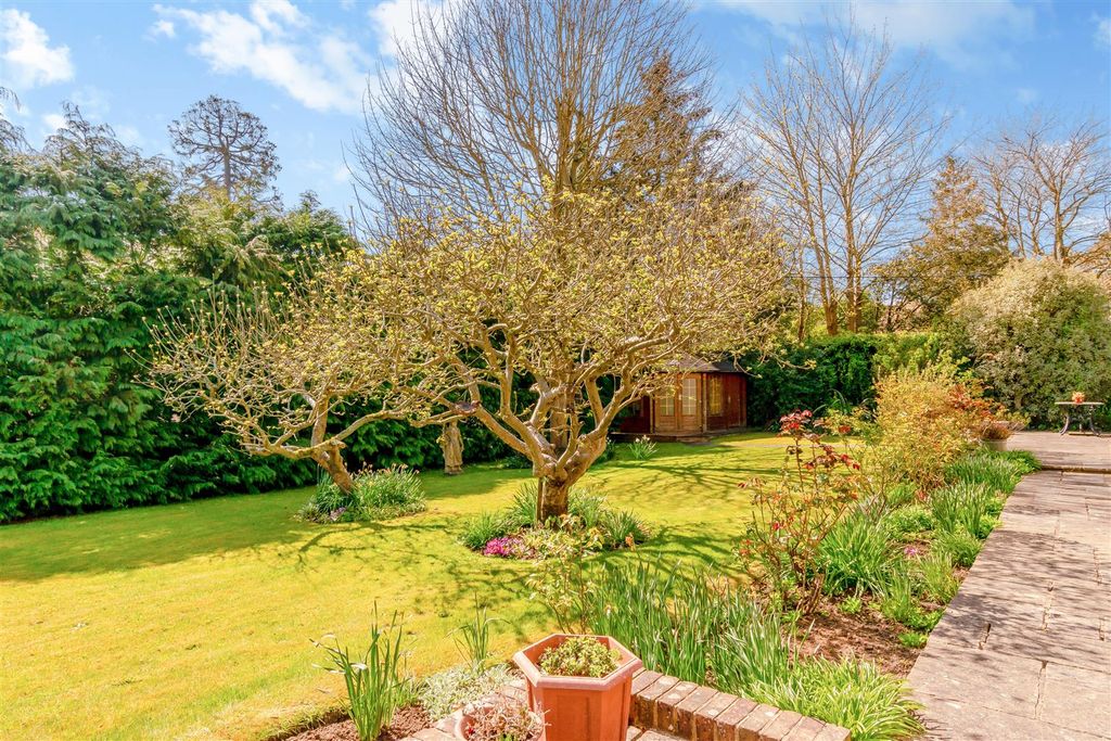 Property photo 2 of 22 8643398-Exterior08.Jpg