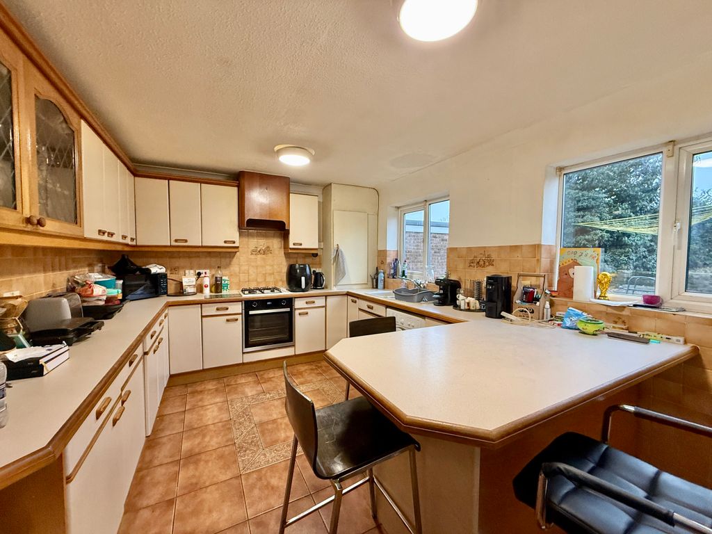 Property photo 2 of 10 Kitchen