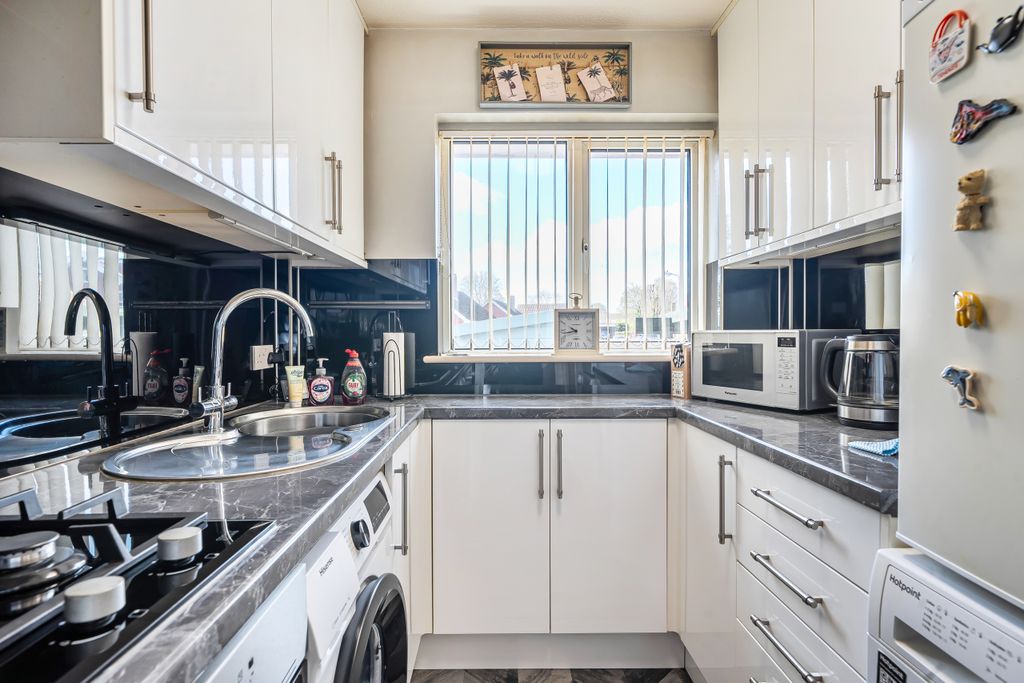 Property photo 3 of 18 Kitchen