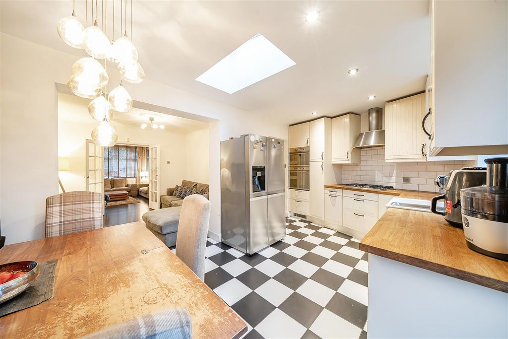 Property photo 2 of 20 Kitchen/Dining Room